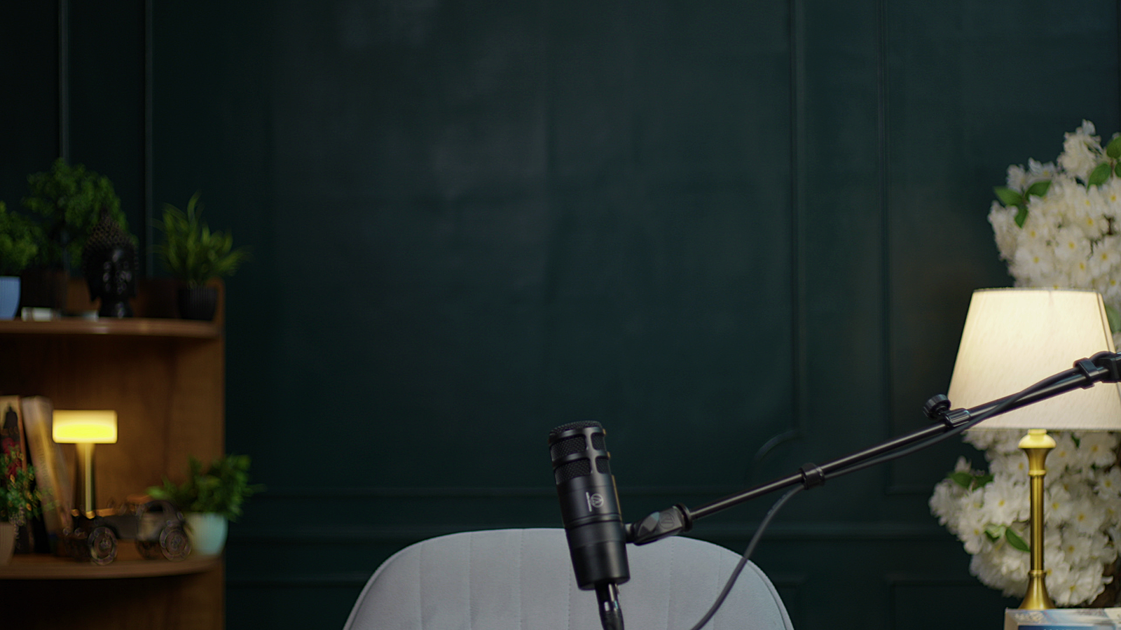 Dark Mic & Flowers Setup